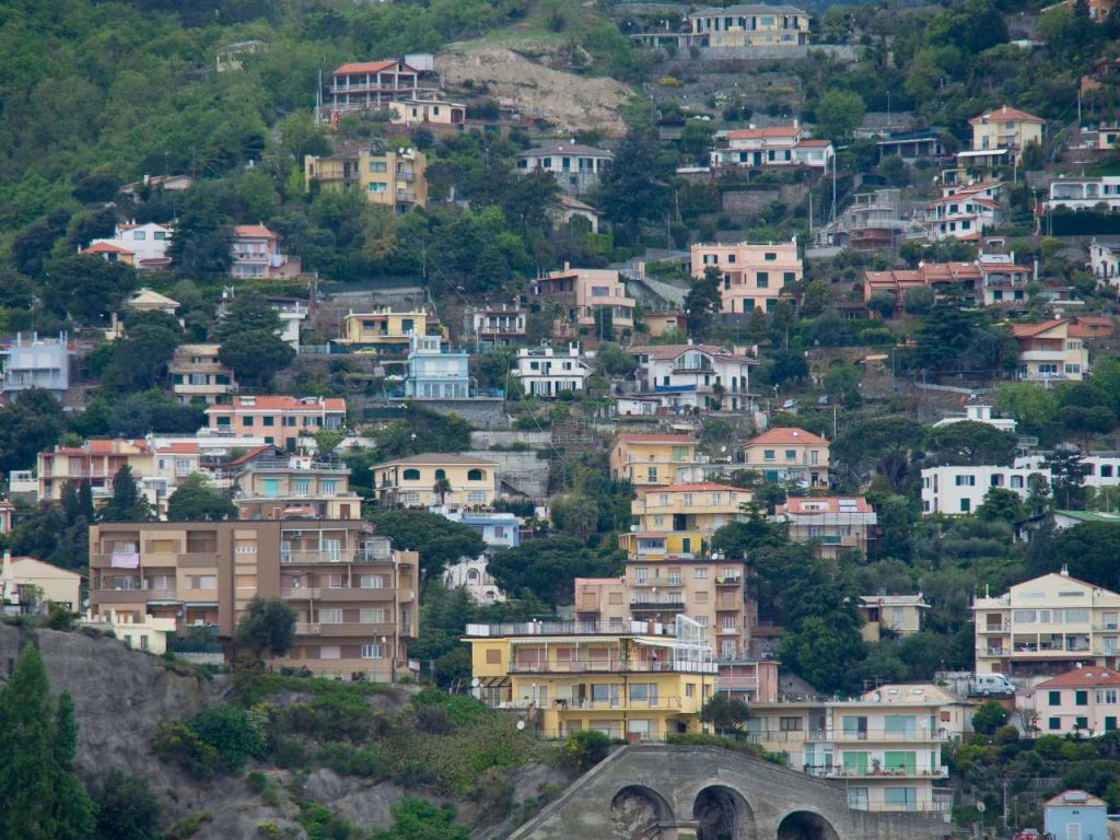 Ville di lusso a Savona, paesaggio