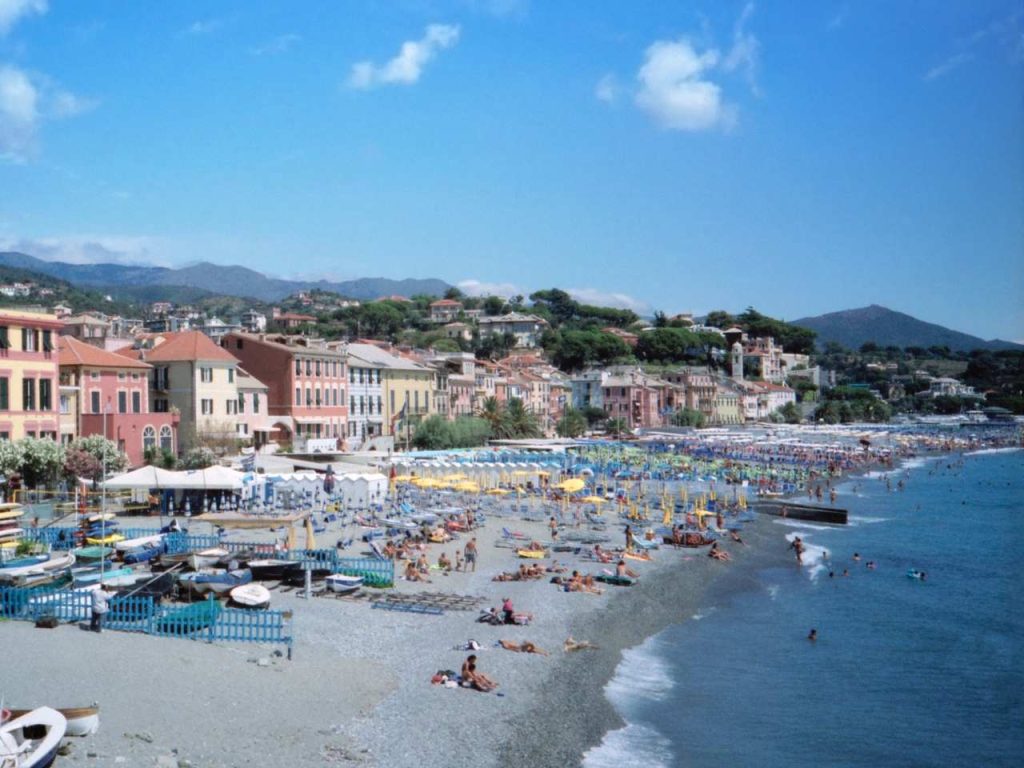 paesaggio case e mare a celle ligure