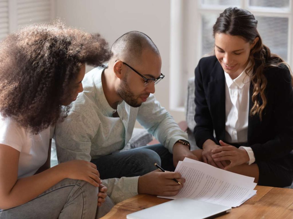 acquirenti e consulente immobiliare che valutano l'acquisto della prima casa