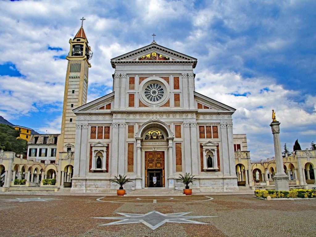 santuario bambino gesù di praga nel centro storico di Arenzano