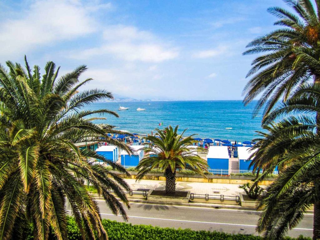 spiaggia di Arenzano con palme e mare